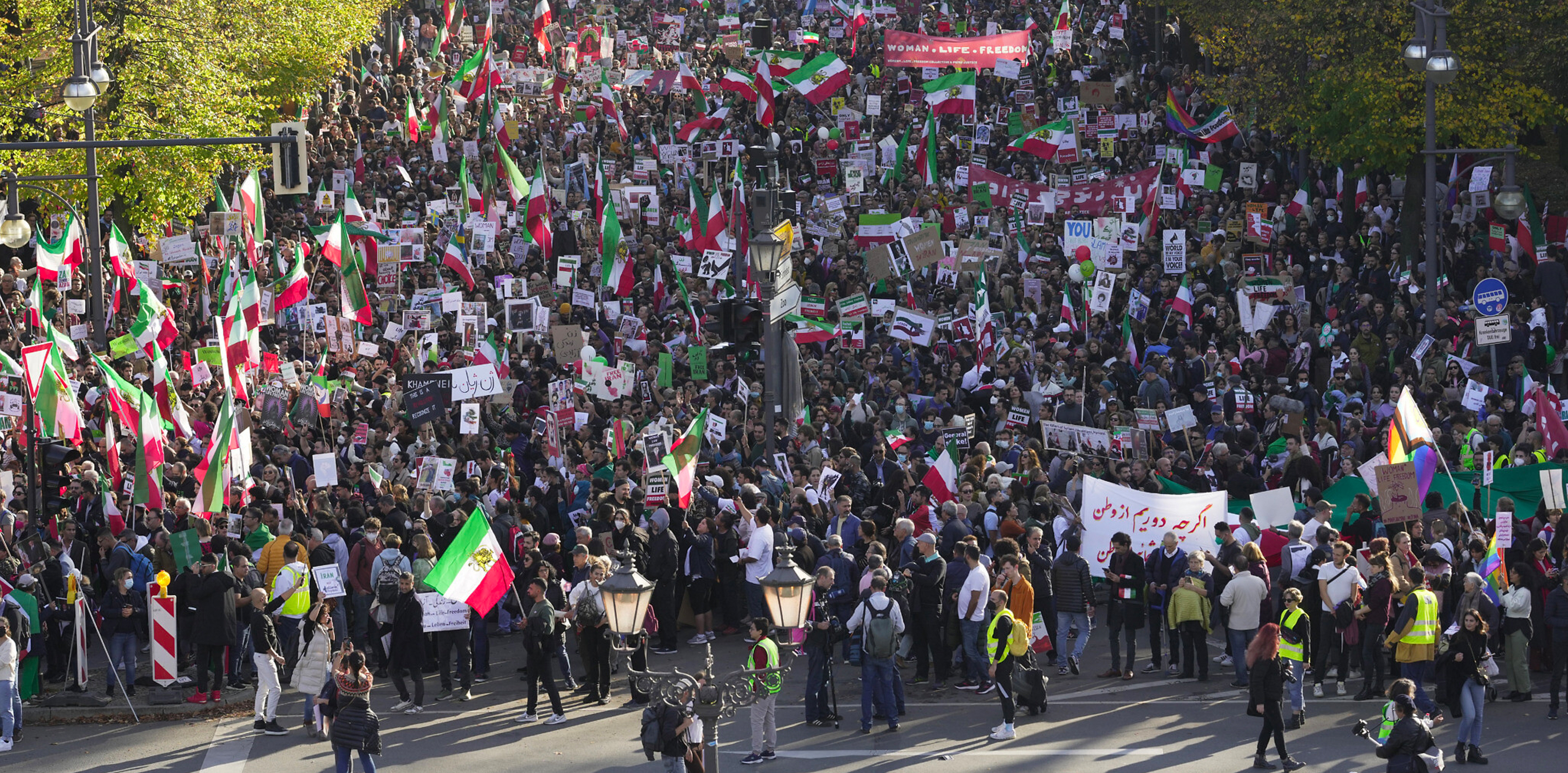 كيف يدعم الأمريكيون الإيرانيون الاحتجاجات التي تشهدها إيران؟