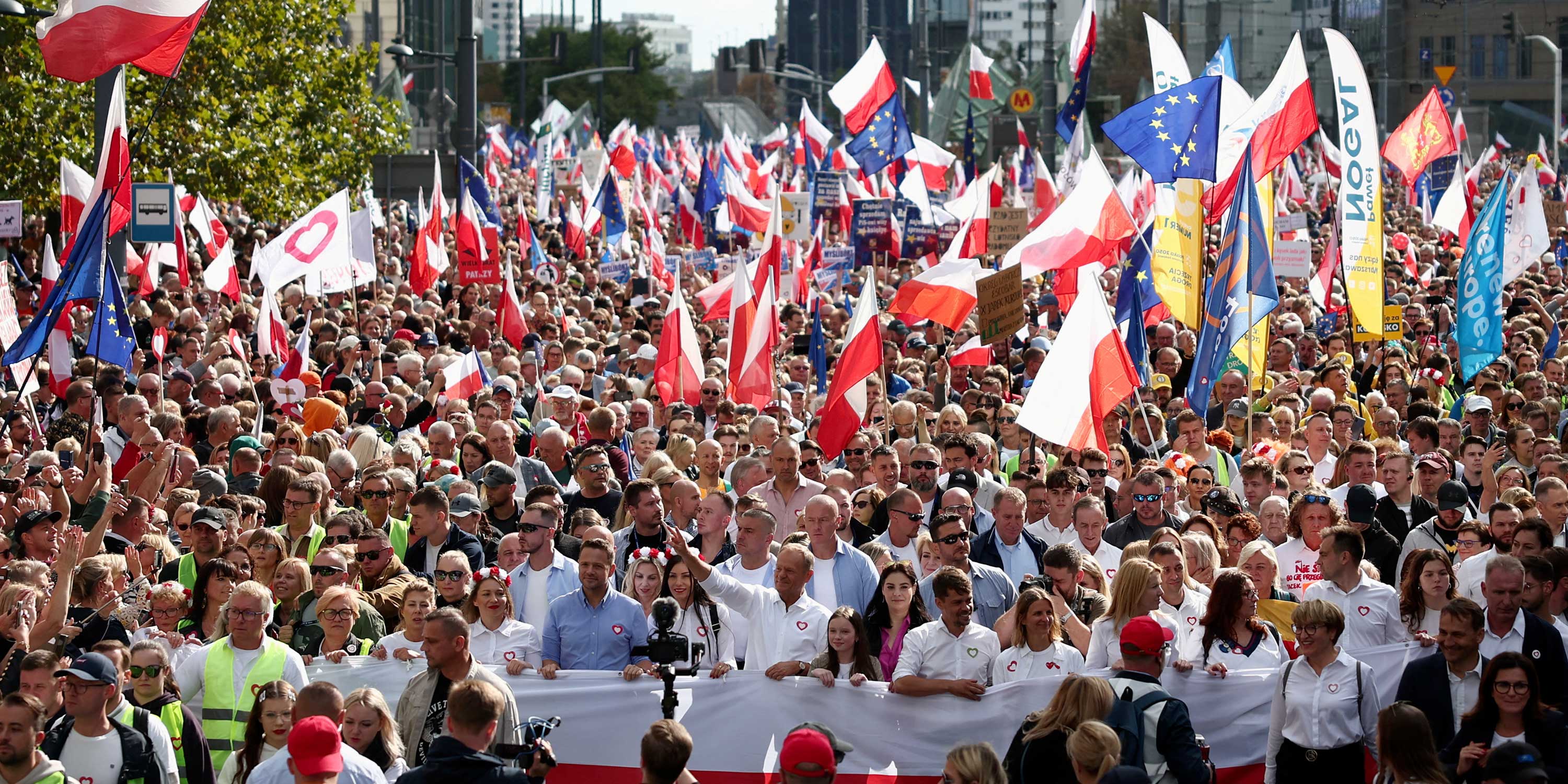 ما هي فرص الإطاحة بالحزب الحاكم في بولندا؟