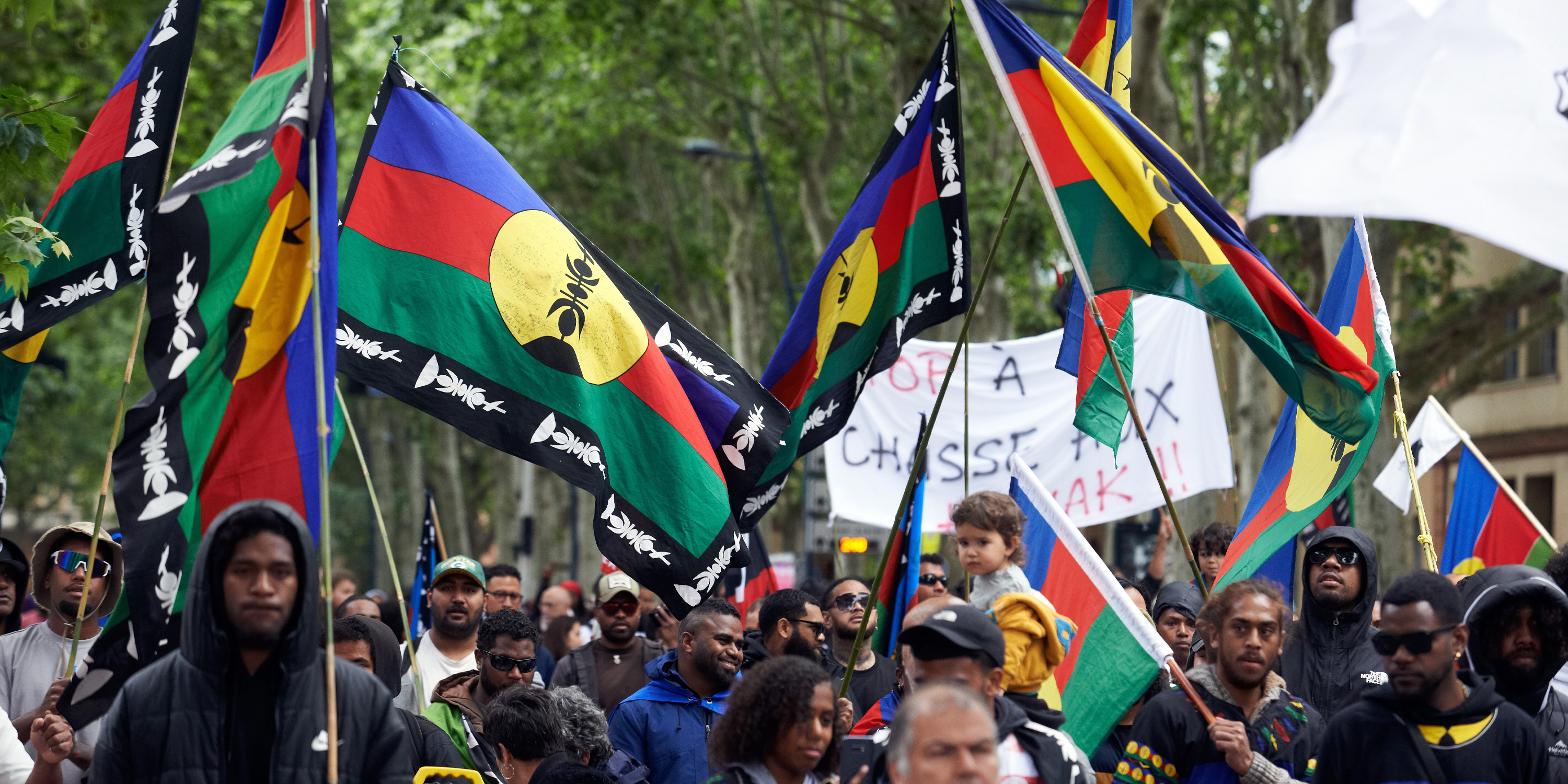 كيف تؤثر الأزمة في كاليدونيا الجديدة على النفوذ الفرنسي؟