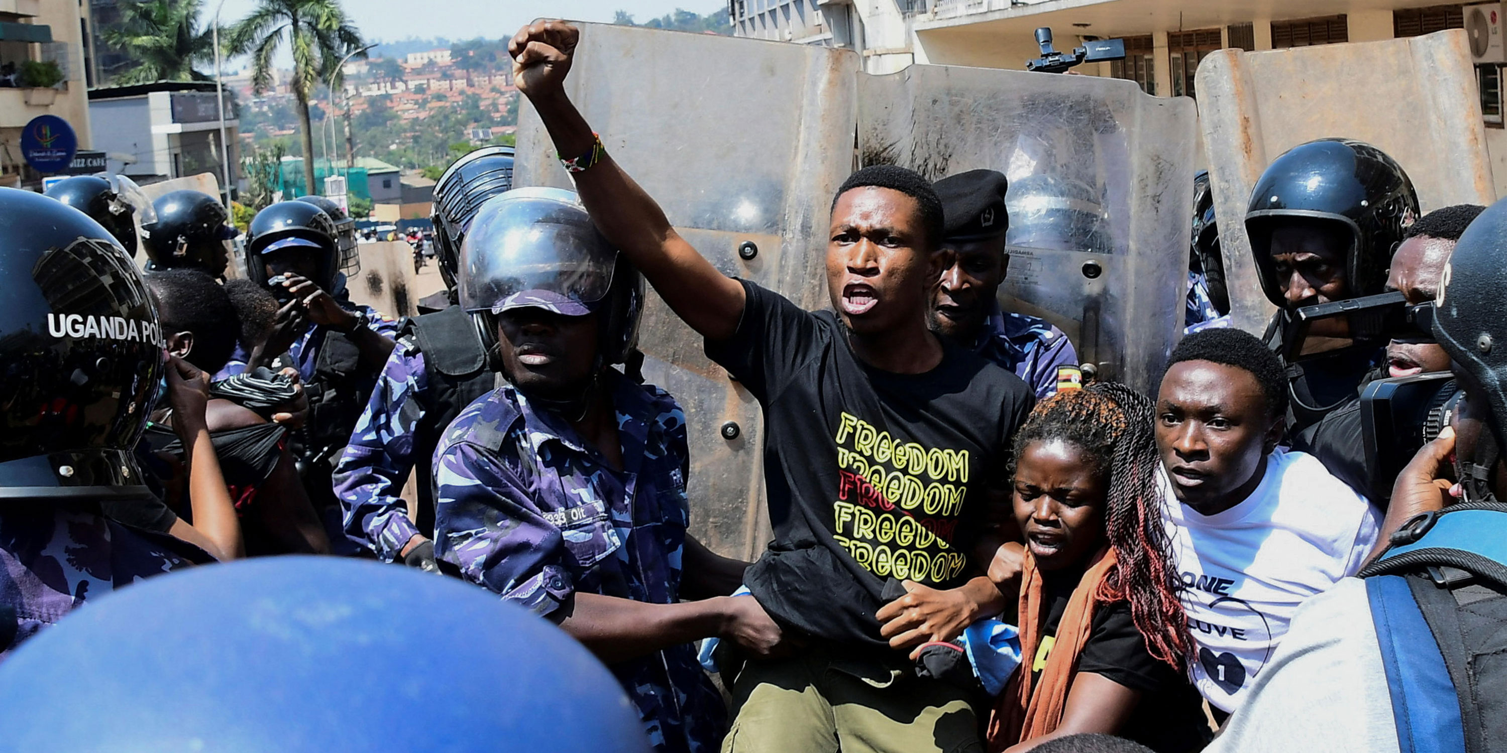 كيف تصاعدت الاضطرابات الداخلية في أوغندا؟