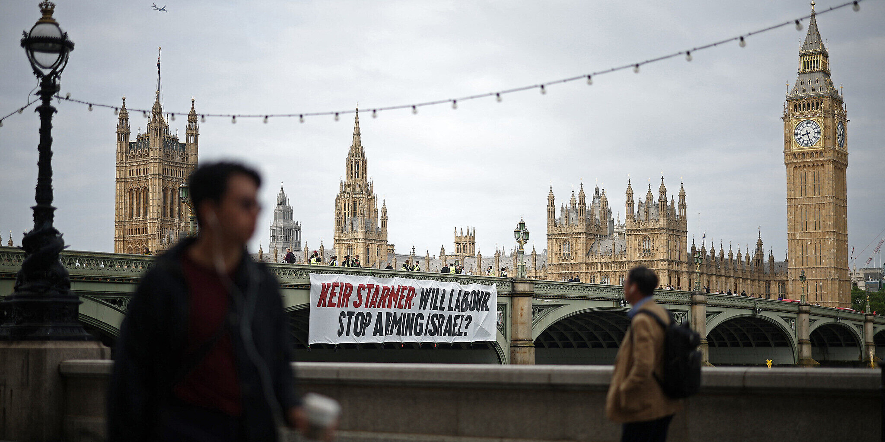 ما أبعاد قرار بريطانيا تعليق بعض تراخيص تصدير الأسلحة إلى إسرائيل؟