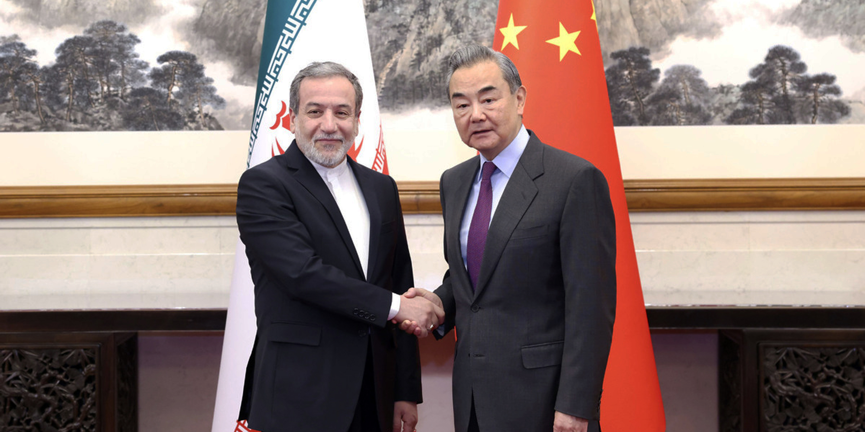 ما دلالات زيارة وزير الخارجية الإيراني إلى الصين؟