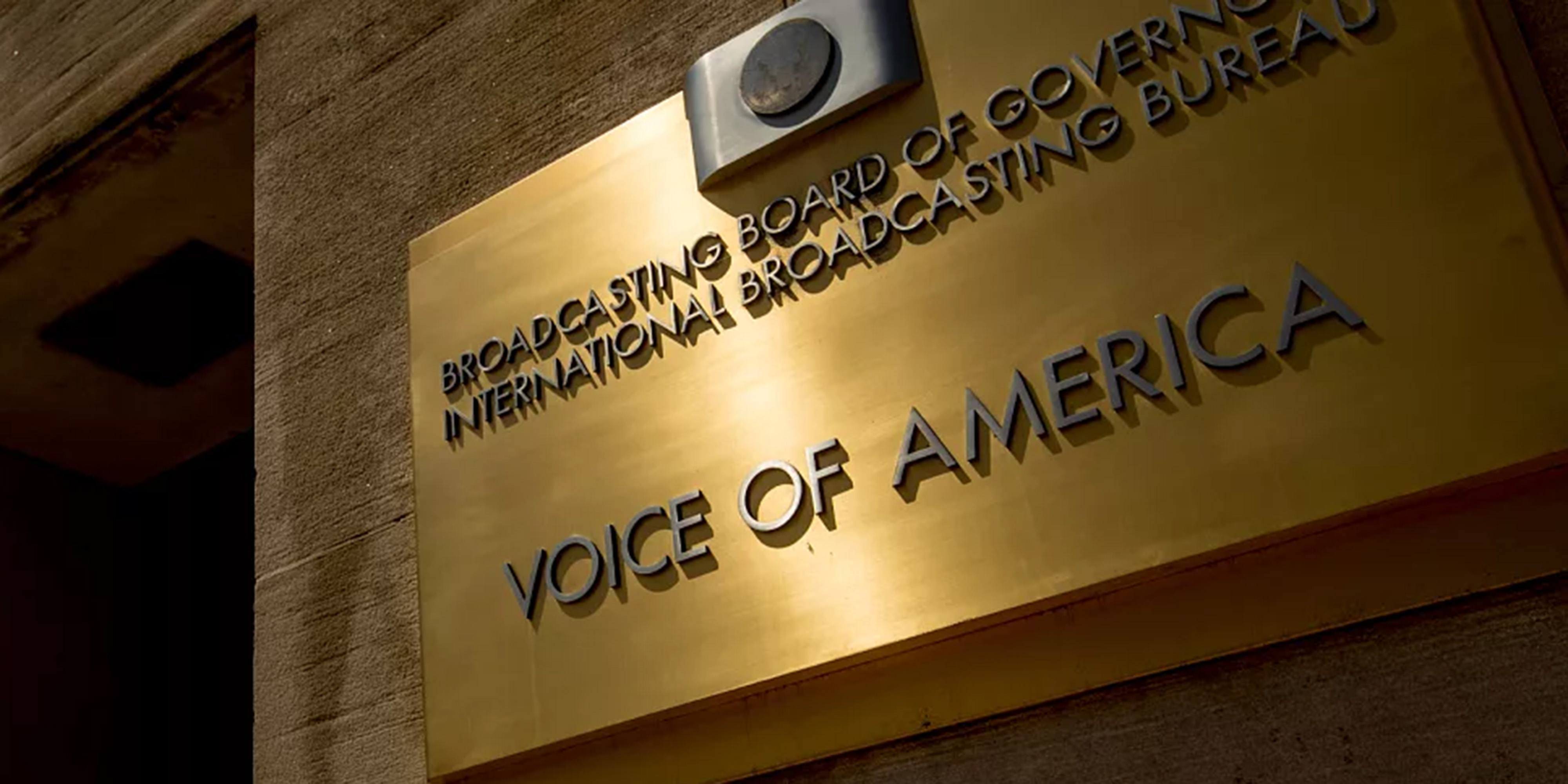 لماذا أغلقت إدارة ترامب بعض المؤسسات الإعلامية؟