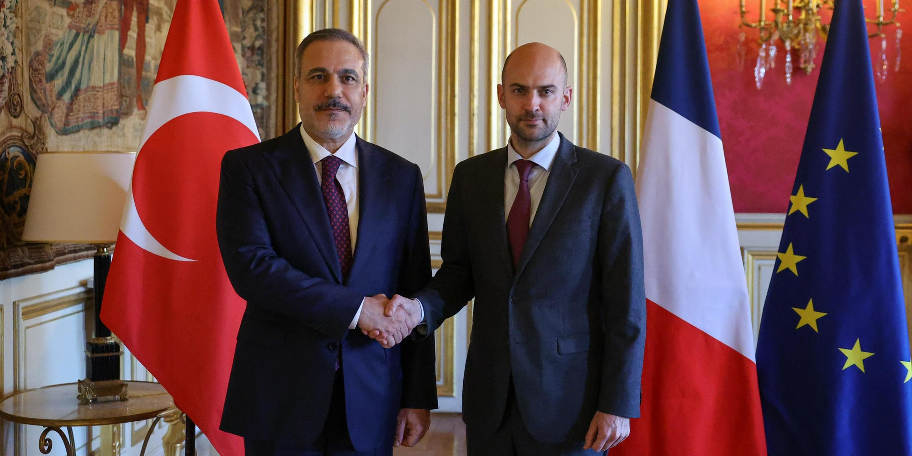 ما دلالات زيارة وزير الخارجية التركي إلى باريس؟