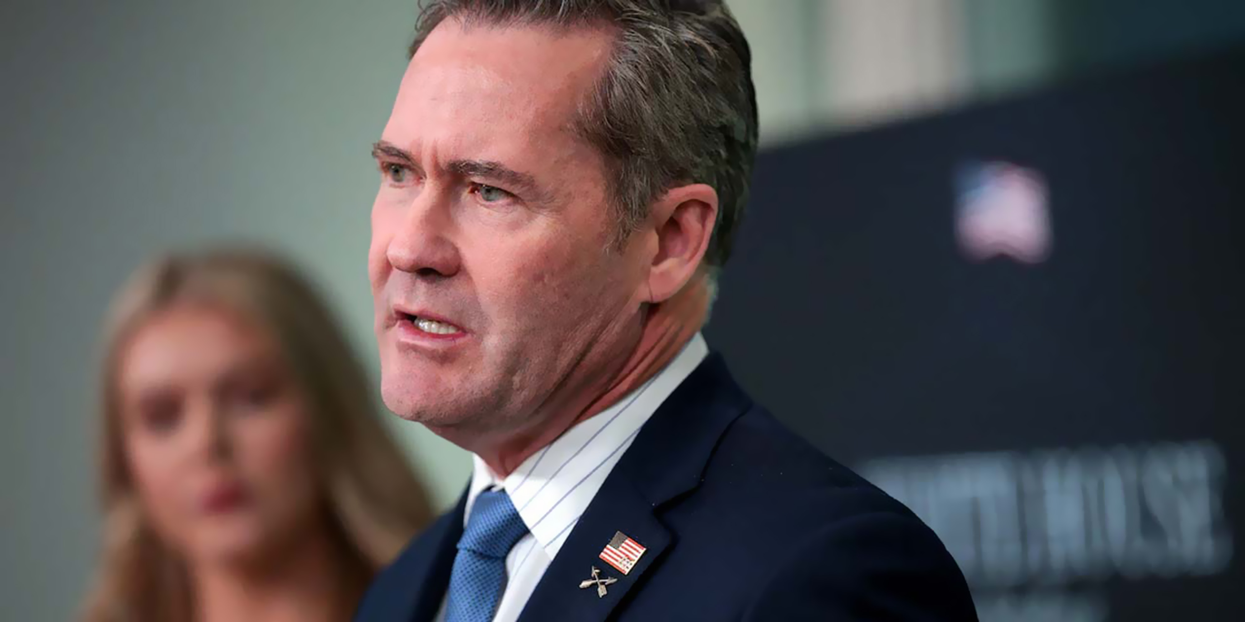 أبعاد إقالة مايك والتز من منصب مستشار الأمن القومي