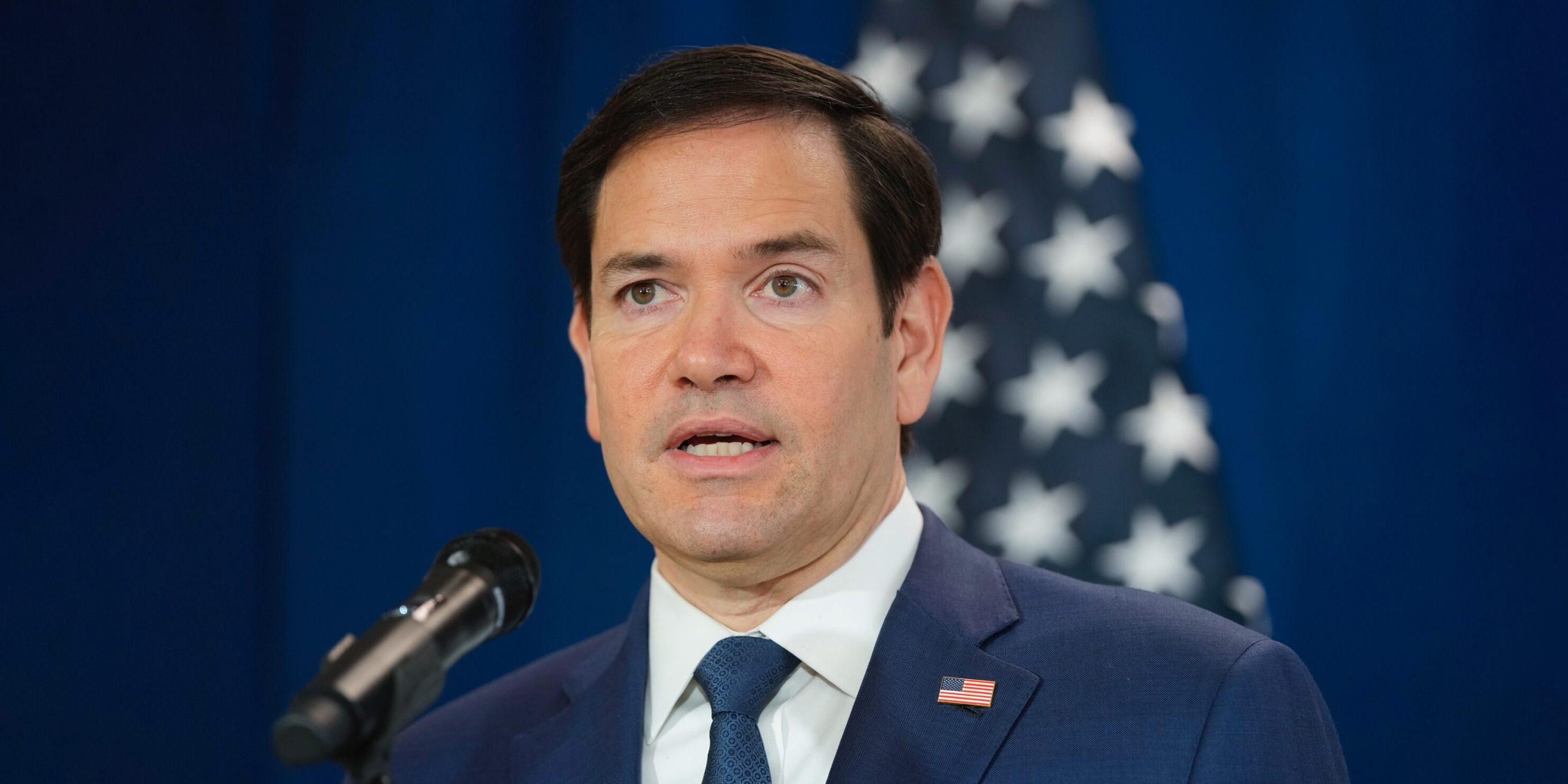 ملامح الخلافات بين وزير الخارجية والديمقراطيين بشأن سياسات "ترامب"