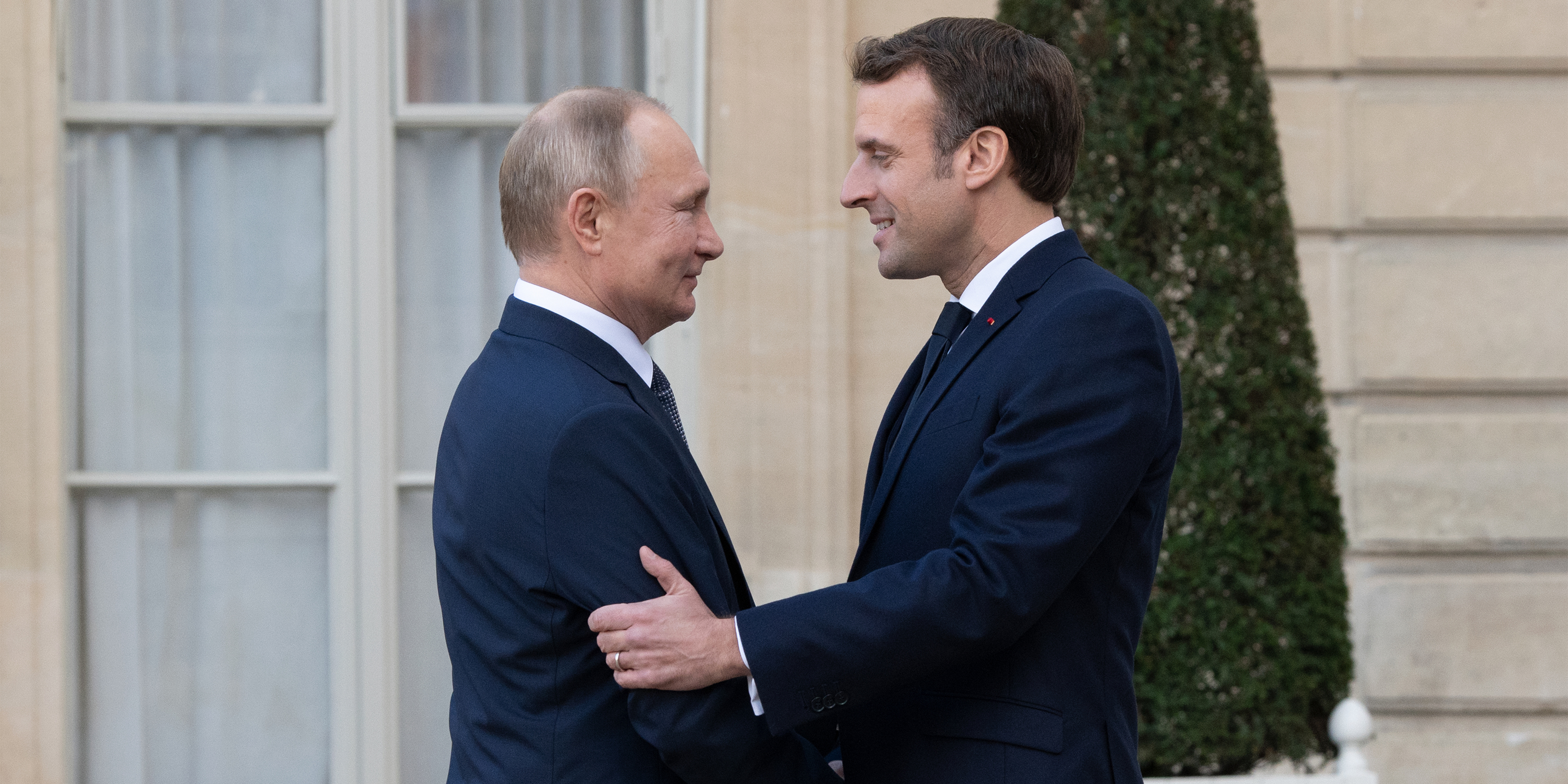 ما هي رسائل الانفتاح الدبلوماسي بين ماكرون وبوتين؟